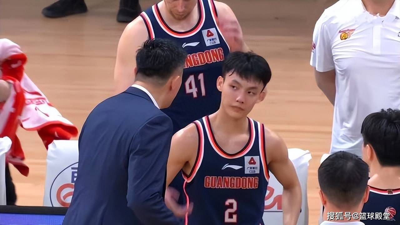 说罢，麦承兴嘱咐道：麦克，你年纪轻，等一会课间的时候，找一些学生打听打听吴奇的事情，尤其是他出事之前都接触过什么人，一定要先弄清楚。